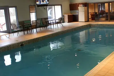 Image de Intérieure-extérieure chauffée Pool- Gym Capacité 16 6000 Sf -Tennis Court-
