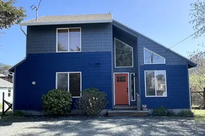 Image de Belle maison bien équipée et accueillante pour les chiens à seulement 3 pâtés de maisons de la plage!