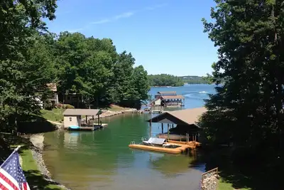Image de Shangri La- Maison de ville familiale Ă trois niveaux avec quai flottant
