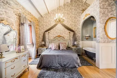 Image de La maison de Carmen. Baignoire, cheminée et terrasse. Maison du 17ème siècle.
