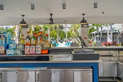 Image de Nouveau condo de luxe moderne conçu avec goût à Vista Cay