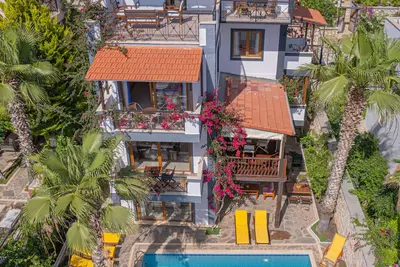 Image de Villa avec piscine privée et vue sur la mer près de la plage et des commerces