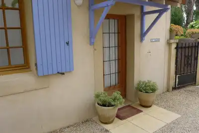 Image de \"Cabanon\" - dort 2 auto studio vacances 10mins gite d'Avignon!