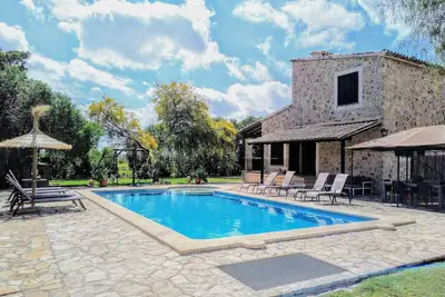 Image de villa majorquine incroyable avec un petit verger en ville gastronomique.