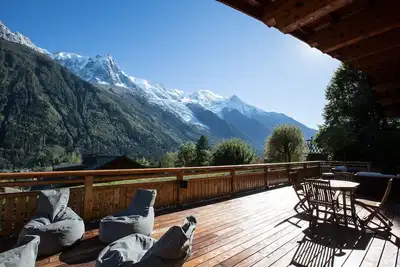 Image de Superbe chalet avec les meilleures vues du Mont Blanc, grand jardin, bain à remous, sauna,