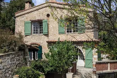 Image de Beau mas provençal niché dans les montagnes