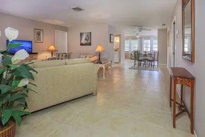 Image de Maison tropicale spacieuse et cour clôturée - Plage privée - Pass ferry Beach!