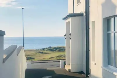 Image de Vues incroyables sur la mer. Emplacement central. Surplombant Old Course de Portstewart.