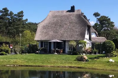 Image de Fantastique 5 ***** Chaumière sur l'eau avec sauna, jacuzzi extérieur, cheminée u. v.