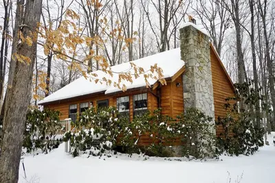 Image de Three Bedroom Cabin Sur Boisé Terrain Près du lac. Secluded, Famille Et Animaux acceptés.