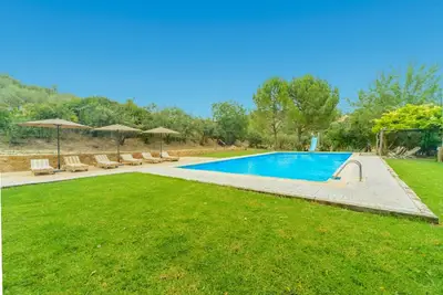 Image de Maison avec grande piscine, montagne, plage et neige Ă 1. 30 heures. Jacuzzi, Wifi