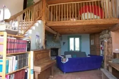 Image de Maison écologique, rustique, en terre, autoconstruite, terrain en restanques.