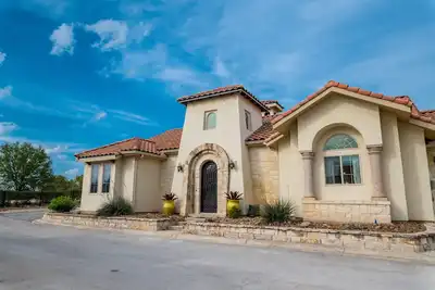 Image de Luxury Hill Country Villa dans une communauté fermée - idéal pour les grands groupes
