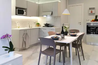 appartement de deux pièces dans un immeuble au milieu de la verdure à la mer