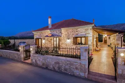 Image de Villa Anerocurù de design en pierre élégante avec jardins et barbecue, par la ville de La Canée