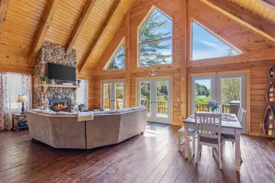 Image de Brand New Log Home Lake Front! Vues, canotage, pêche lac privé! Table de billard