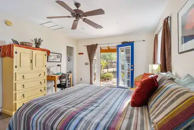Image de ** Détente Midtown Tucson Casita avec jardin arrière entièrement clôturé luxuriant **