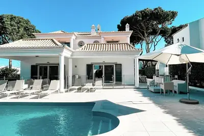 Image de Belle grande villa individuelle dans la zone portuaire de Vilamoura avec piscine