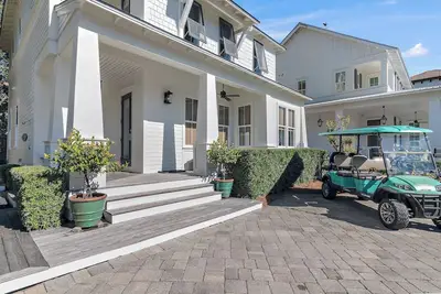Image de Incroyable maison de luxe à quelques pas de la plage et de la piscine! Vélos et chaises de plage inclus!