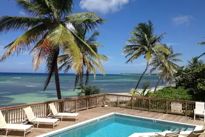 The Pink Beach House - Maison privée et piscine directement sur la plage, Rum Point