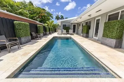 Image de C. Magnifique, décorée avec goût, avec des marches de la piscine du cœur de Wilton Manors