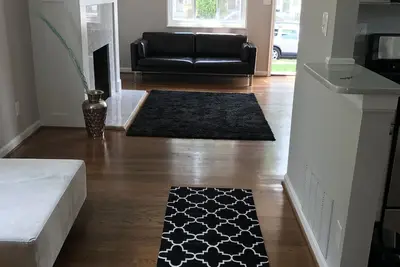 Image de Maison exemplaire dans la vieille ville historique, à distance de marche de King Street!
