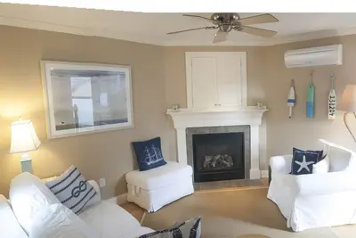 2-Bdrm, stationnement, cheminée, espace extérieur, près de tout.