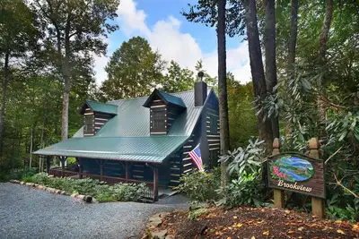 Image de * Cabane en rondins de luxe *: 3 rois \/ 1 reine \/ 4 complets (lits superposés) + cheminée + foyer + jacuzzi + 4 téléviseurs