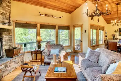 Image de Luxe rustique au Chalet Sarlat: maison de style lodge Ă Sunriver avec A \/ C et Sharc