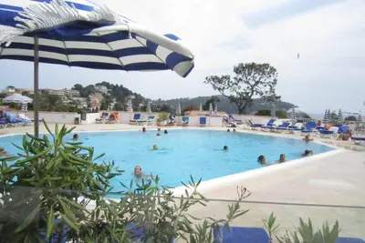 Image de 100m de la plage, appartement avec terrasse dans résidence avec piscine, parking