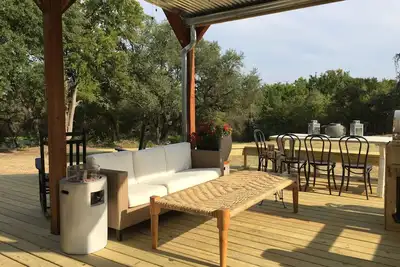 Image de Fixer Upper's Original Barndominium! ! Organisez vos vacances, événement privé / mariage