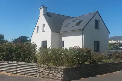 Image de Maison de Bord de Mer Bretagne, 50 m. de la plage au calme dans une impasse