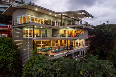 Image de Maison de luxe parfaite pour les groupes, Ocean Views-Wow-Pool & jacuzzi, à 5 minutes de la plage!
