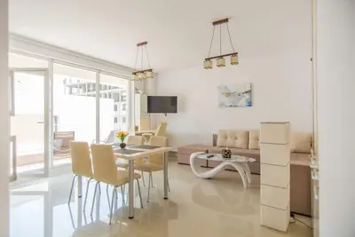 Image de Appartement de luxe, à 100m de la plage, des restaurants et des pubs. Quartier familial et tranquille.