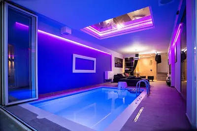 Image de Villa de fête avec piscine couverte chauffée Spa et jardin zen