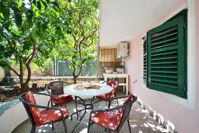 Image de Romantique jardin verdoyant, deux chambres, barbecue, parking, 250 m de la plage de galets