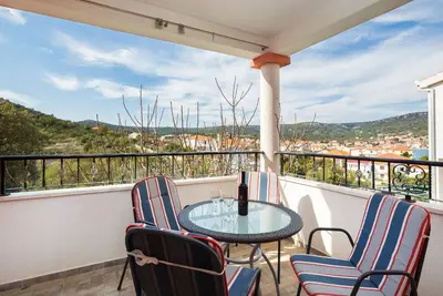 A1 moderne Apt avec grand jardin et terrasse avec vue sur la mer, à 80m de la plage