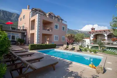Image de Belle villa, piscine de nage chauffée, cheminée, transfert aéroport gratuit, voiture de la maison