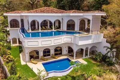 Image de Vue panoramique sur l'océan Waterfront Luxury Home