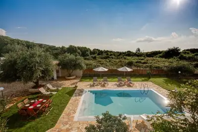 Image de SkalesVillas_ Villa récemment rénovée + piscine privée + oliveraie à Almyros