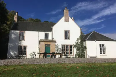 Image de Kingillie House, construite au XVIIIe siècle, belles vues sur les montagnes