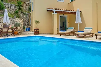 Image de Villa Fotini avec piscine privée vue mer à 100 mètres de la plage et