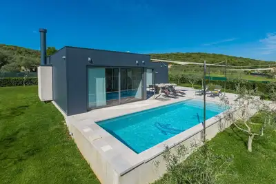 Image de Villa moderne à proximité de l'art, de superbes vues, des restaurants et de la plage