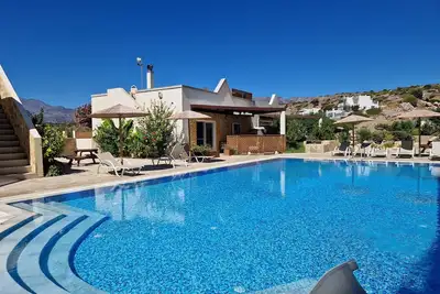 Image de Votre maison de vacances crétoise: hébergement de luxe dans un cadre paisible et balnéaire.