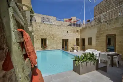 Image de Maison de caractère Ta Rozamari très rénovée avec piscine et bain à remous