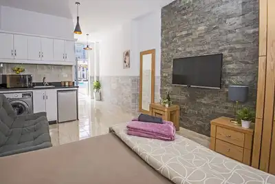 Image de Studio au bord de la piscine avec Wifi gratuit et terrasse extérieure privée