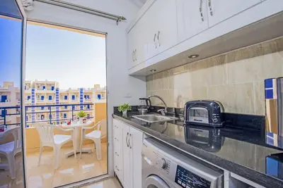 Image de Dernier étage avec vue panoramique sur la piscine à 180 °, balcon et Wifi gratuit