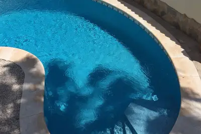 Image de Grande maison de golf luxueuse avec piscine.