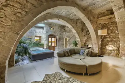 Image de Romantique, calme, maison de caractère de rêve dans le centre du village