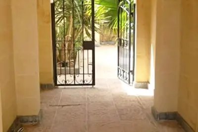 Image de Spacieux appartement ensoleillé dans une grande villa.